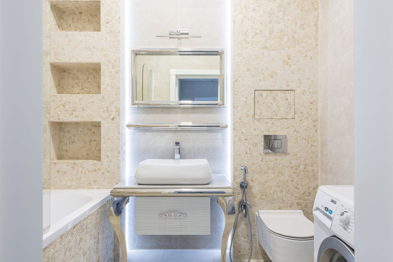 Petite salle de bain 3m2 aménagée avec douche à l'italienne, meuble vasque suspendu et rangements muraux.